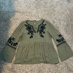 Green and black embroidered top. FLARE sleeves 💚